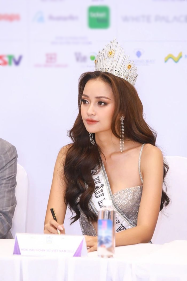 Tân Hoa hậu Ngọc Châu: Tiết lộ gu bạn trai, trích 70% tiền thưởng làm 
