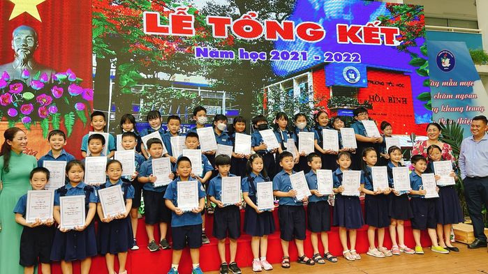 Thành tích học tập của con cái sao Việt: Ái nữ nhà Mai Phương đáng nể
