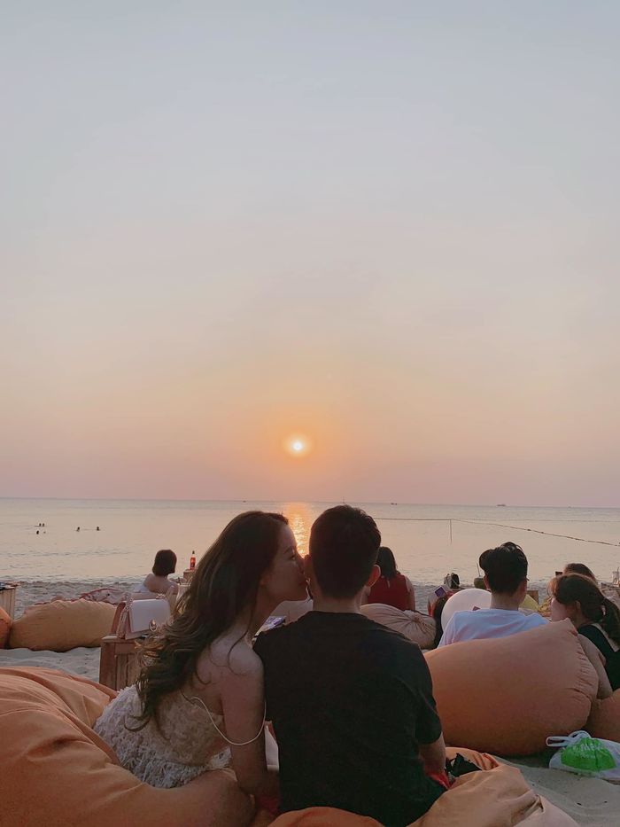 Thấy vợ nửa đêm bận mãi chưa về, chồng sốt ruột lái ô tô đến đón