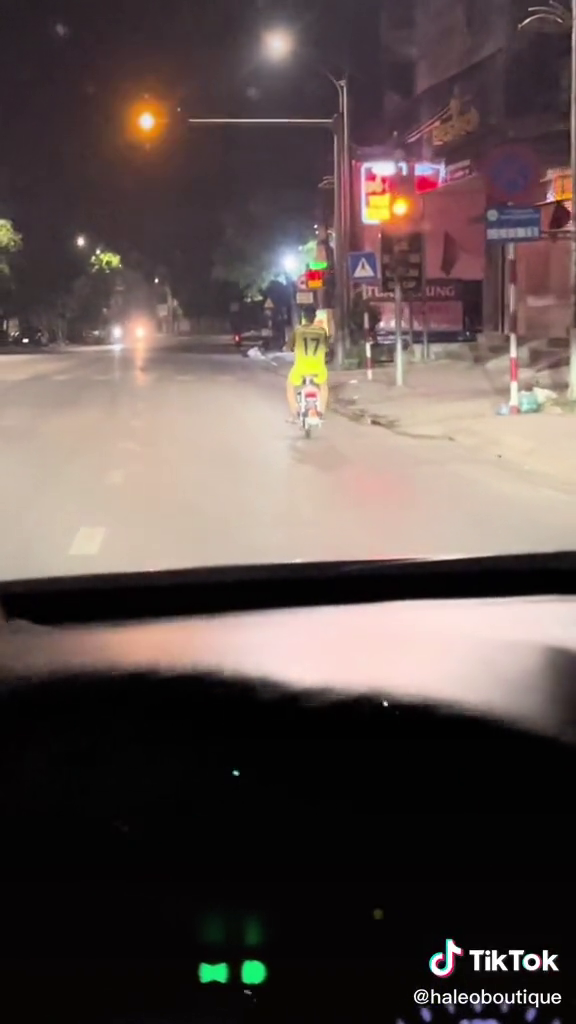 Thấy vợ nửa đêm bận mãi chưa về, chồng sốt ruột lái ô tô đến đón