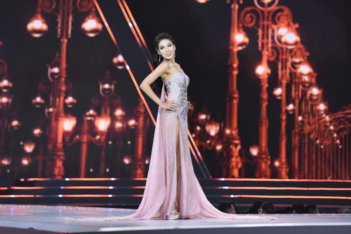 Thí sinh Hoa hậu Hoàn vũ gặp sự cố đáng tiếc trong màn chào kết 