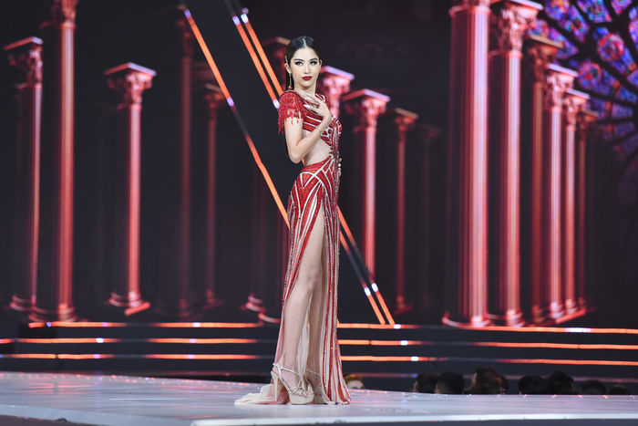 Thí sinh Hoa hậu Hoàn vũ gặp sự cố đáng tiếc trong màn chào kết 