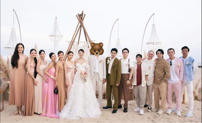 Thời trang đi ăn cưới của các mẹ bầu Vbiz: Phạm Quỳnh Anh hở bạo