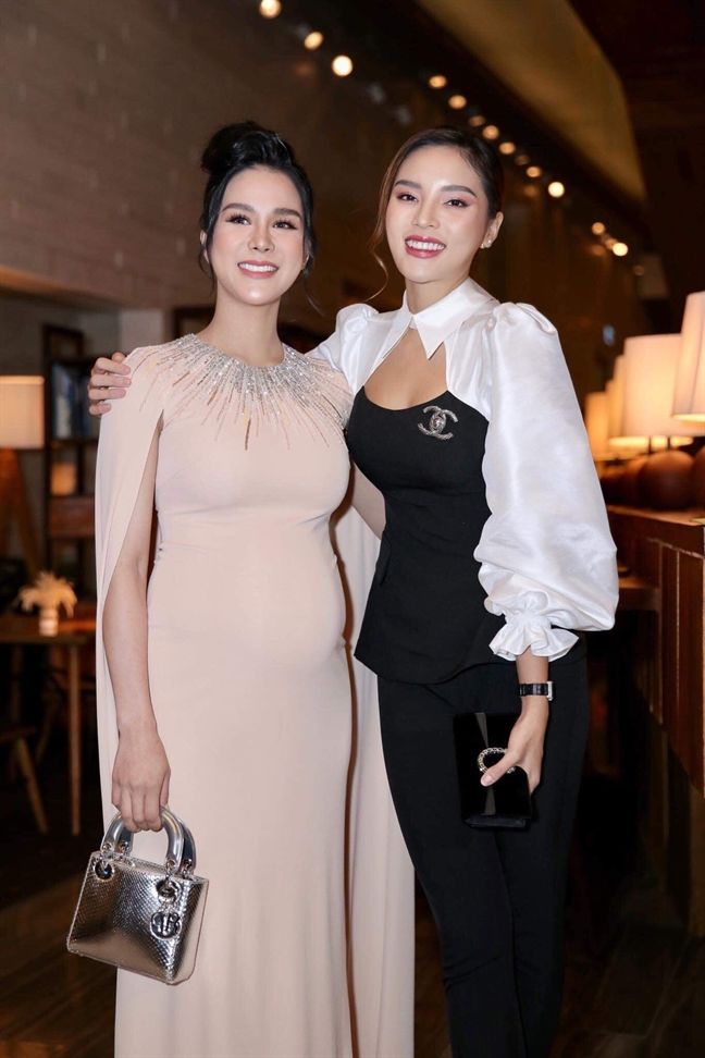 Thời trang đi ăn cưới của các mẹ bầu Vbiz: Phạm Quỳnh Anh hở bạo