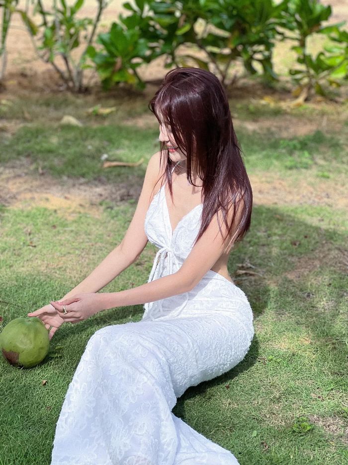 Thời trang đi biển “không có điểm chê” của nữ chính Bão Ngầm