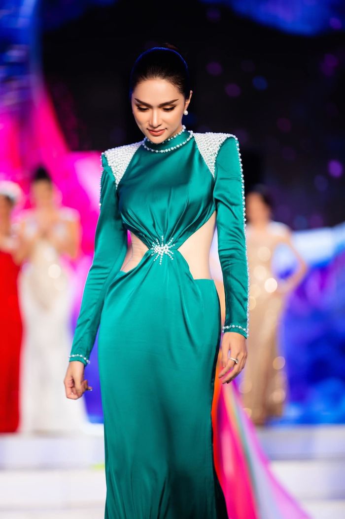 Thời trang đi làm giám khảo quốc tế của mỹ nhân Việt