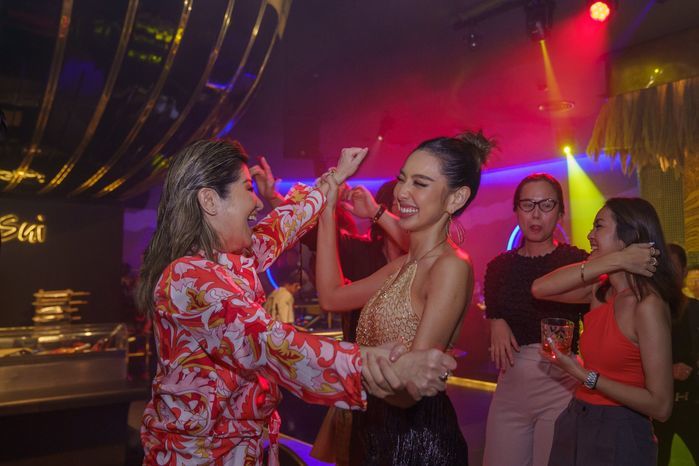 Tiệc chia tay chủ tịch Nawat, Thùy Tiên lấy lại hình tượng thanh lịch