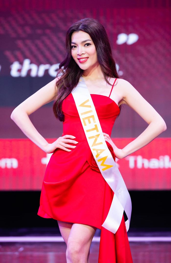 Trân Đài nhận sash từ đương kim Hoa hậu: visual không kém cạnh