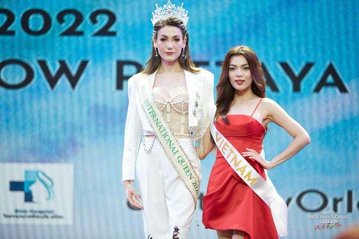 Trân Đài nhận sash từ đương kim Hoa hậu: visual không kém cạnh