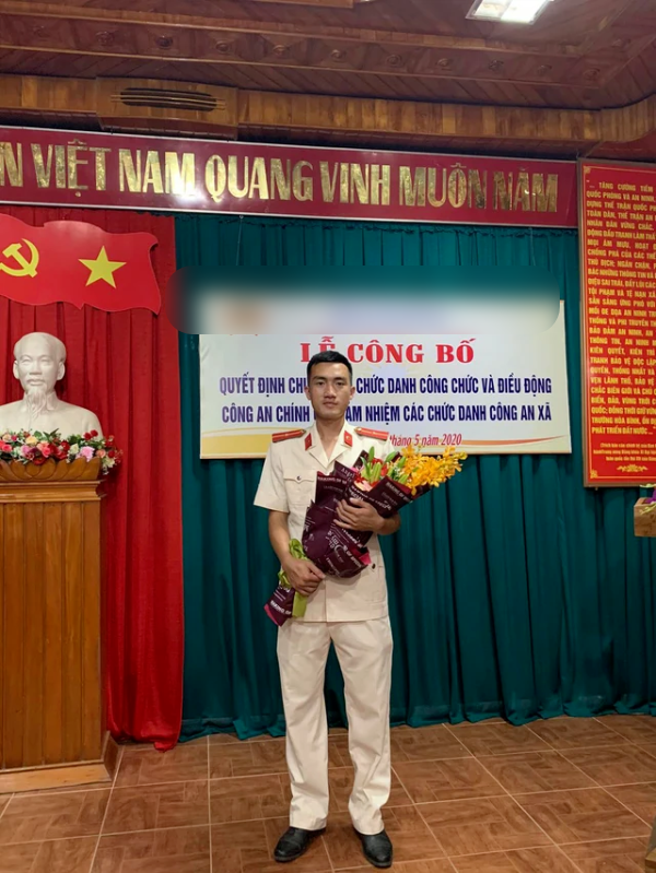 Xúc động anh CSGT chở 2 cha con gặp nạn đi bệnh viện