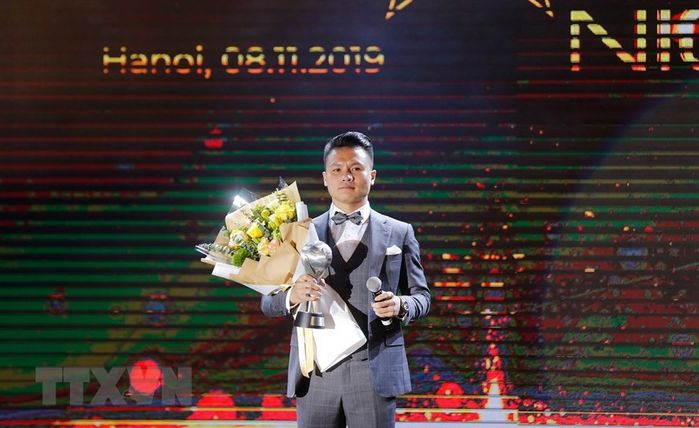 Quang Hải nhận màu áo mới tại Pháp, Chu Thanh Huyền gửi lời chúc