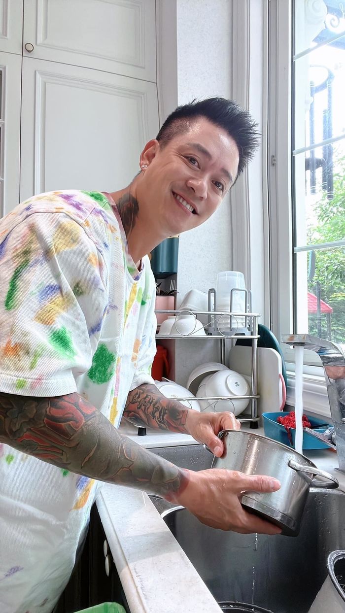 Tuấn Hưng hậu giải nghệ: Ở nhà nấu cơm, rửa chén, chăm con thay vợ