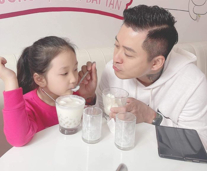 Tuấn Hưng hậu giải nghệ: Ở nhà nấu cơm, rửa chén, chăm con thay vợ