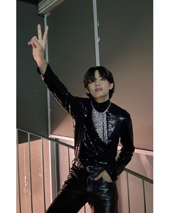 V (BTS) xả ảnh đẹp như tạc tại Paris: Visual bất chấp mọi góc chụp
