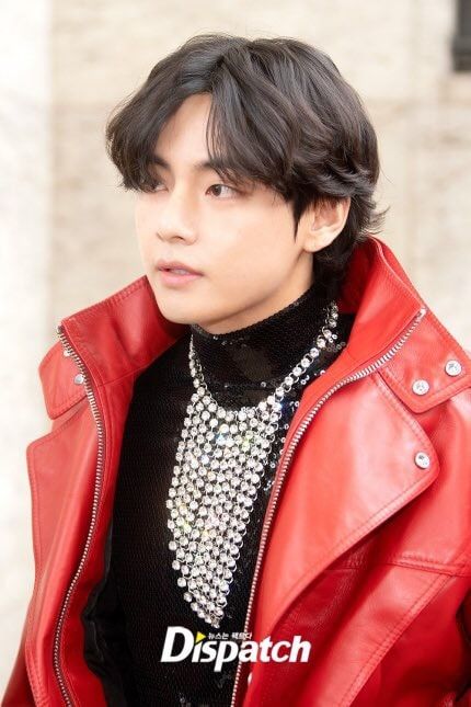 V (BTS) xả ảnh đẹp như tạc tại Paris: Visual bất chấp mọi góc chụp