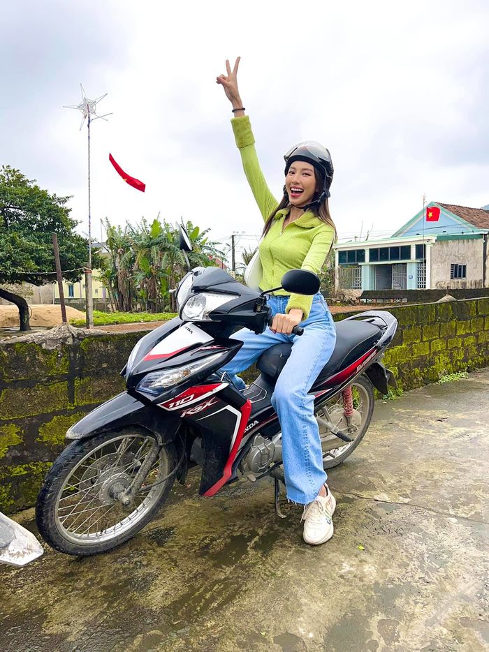 Việt Nam nói là làm: Thùy Tiên chở chủ tịch Miss Grand bằng xe máy