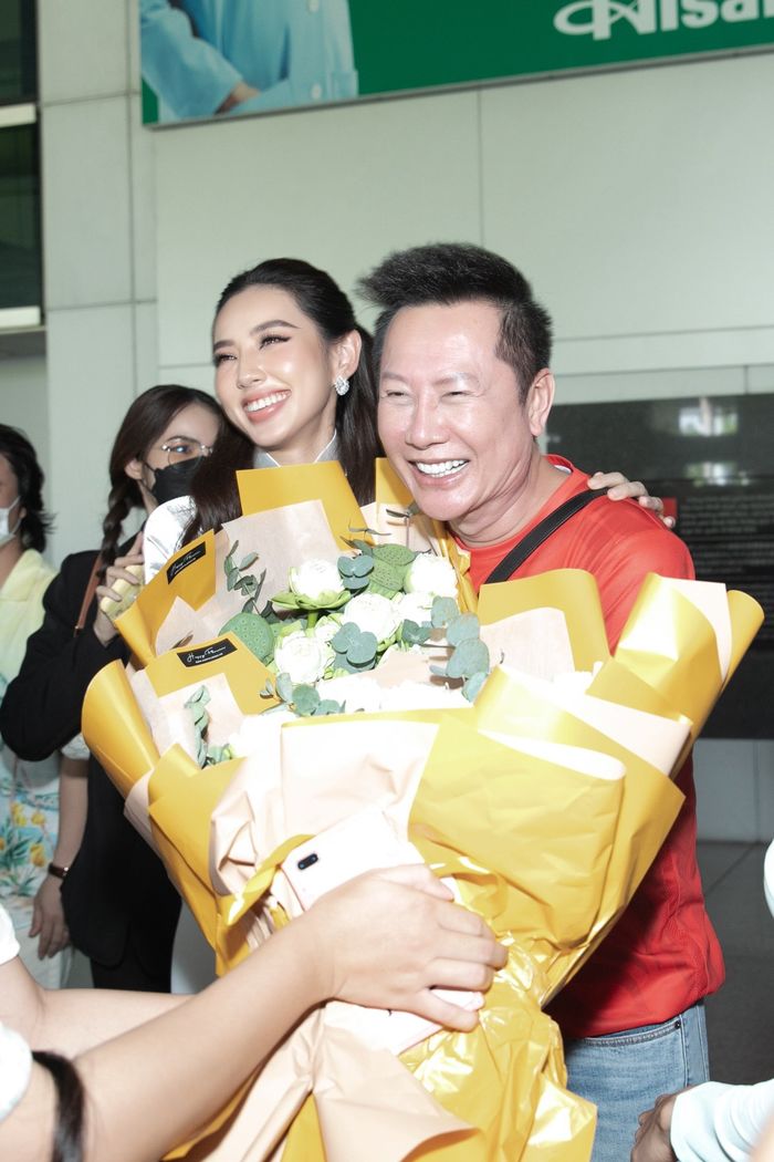 Việt Nam nói là làm: Thùy Tiên chở chủ tịch Miss Grand bằng xe máy