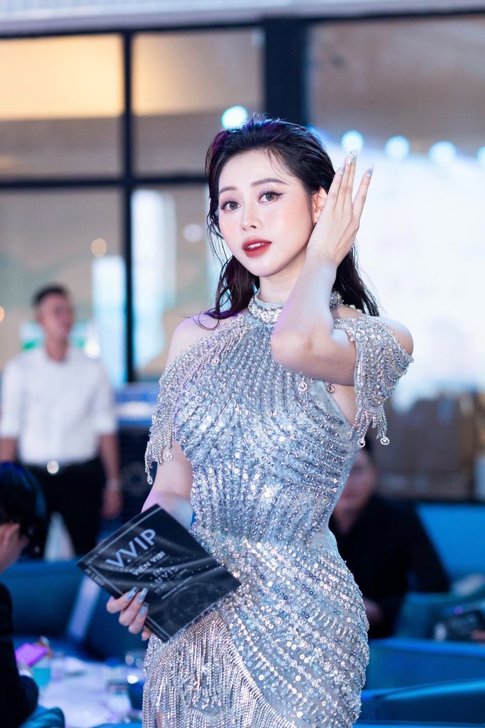 Việt Phương Thoa đụng váy Hoa hậu Hoàn vũ: nhan sắc không kém cạnh 