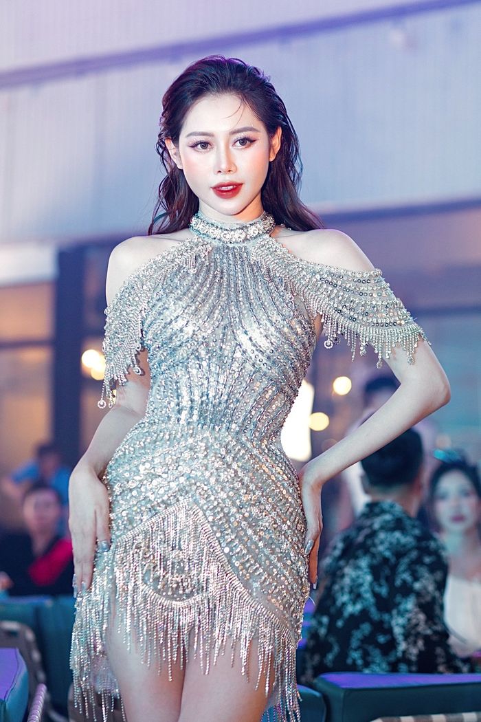 Việt Phương Thoa đụng váy Hoa hậu Hoàn vũ: nhan sắc không kém cạnh 