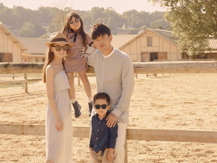 Vợ Châu Kiệt Luân mới sinh bé thứ ba, visual cứ ngỡ gái còn son