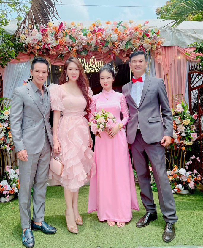 Vợ chồng Lý Hải - Minh Hà đi đám cưới nào cũng lấy trọn spotlight