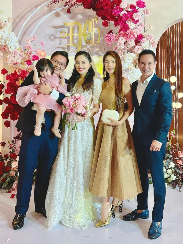 Vợ chồng Lý Hải - Minh Hà đi đám cưới nào cũng lấy trọn spotlight