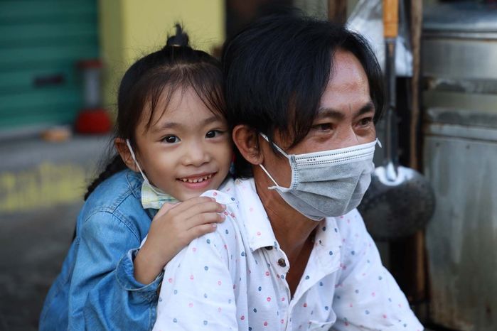 Thương cảnh người cha chạy xe ôm công nghệ, đánh giày để nuôi 2 con