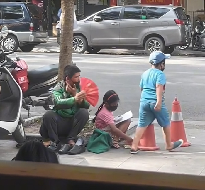 Thương cảnh người cha chạy xe ôm công nghệ, đánh giày để nuôi 2 con