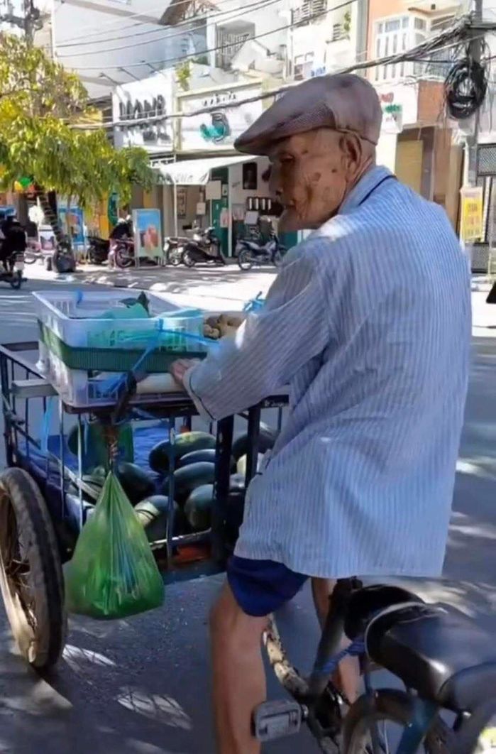 Thương cảm cụ ông 83 tuổi: Hằng ngày đạp xe bán trái cây rong nuôi vợ