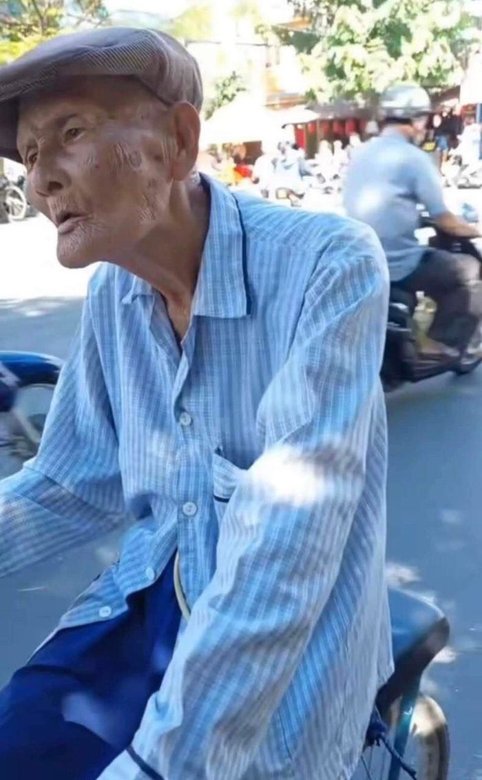 Thương cảm cụ ông 83 tuổi: Hằng ngày đạp xe bán trái cây rong nuôi vợ