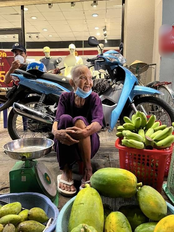 Thương cảm cụ ông 83 tuổi: Hằng ngày đạp xe bán trái cây rong nuôi vợ