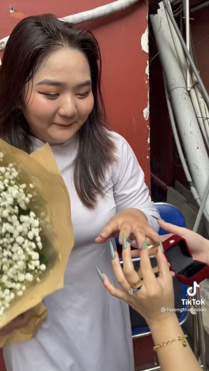 Cô nàng được bạn thân tặng chiếc nhẫn bự chà bá nhân ngày tốt nghiệp