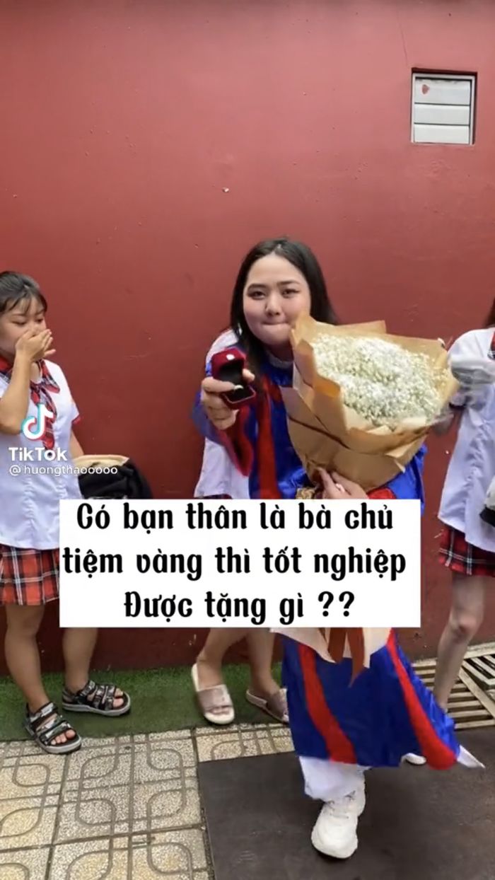 Cô nàng được bạn thân tặng chiếc nhẫn bự chà bá nhân ngày tốt nghiệp