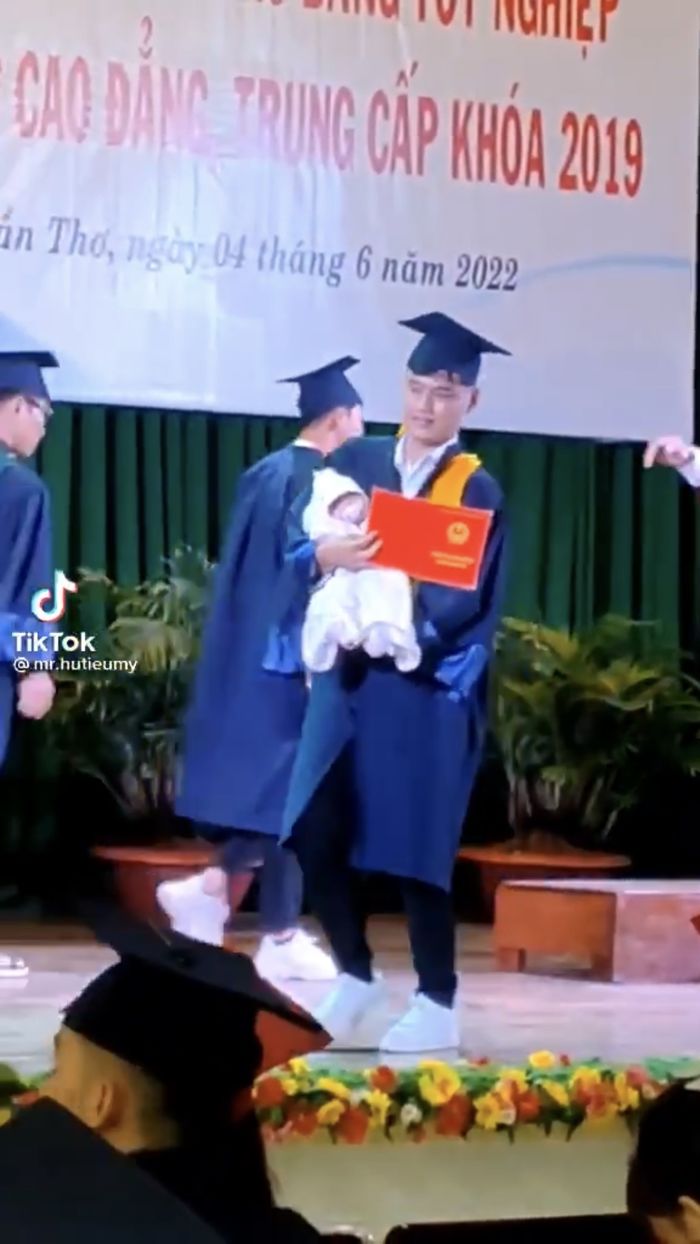 Nam sinh bế con lên nhận bằng tốt nghiệp: Trend này khó quá!