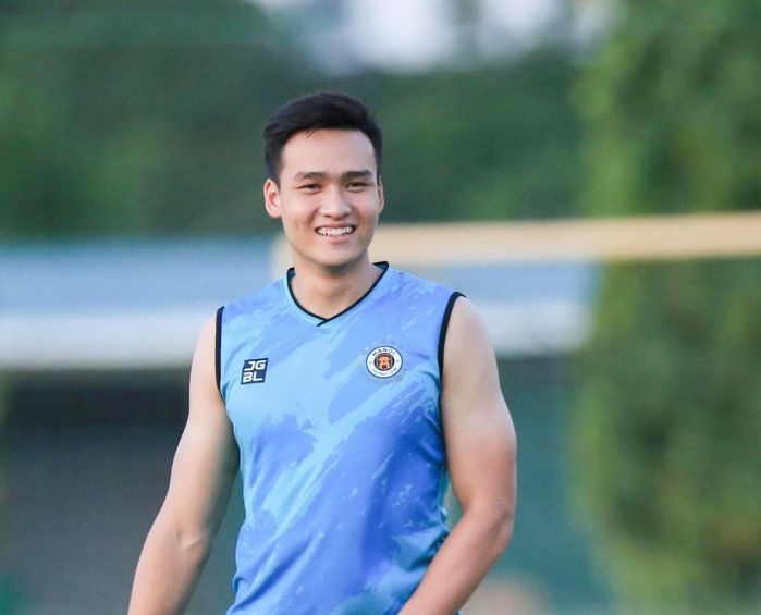 Cầu thủ Việt Anh khả năng chơi bóng hay và còn có thân hình vạm vỡ