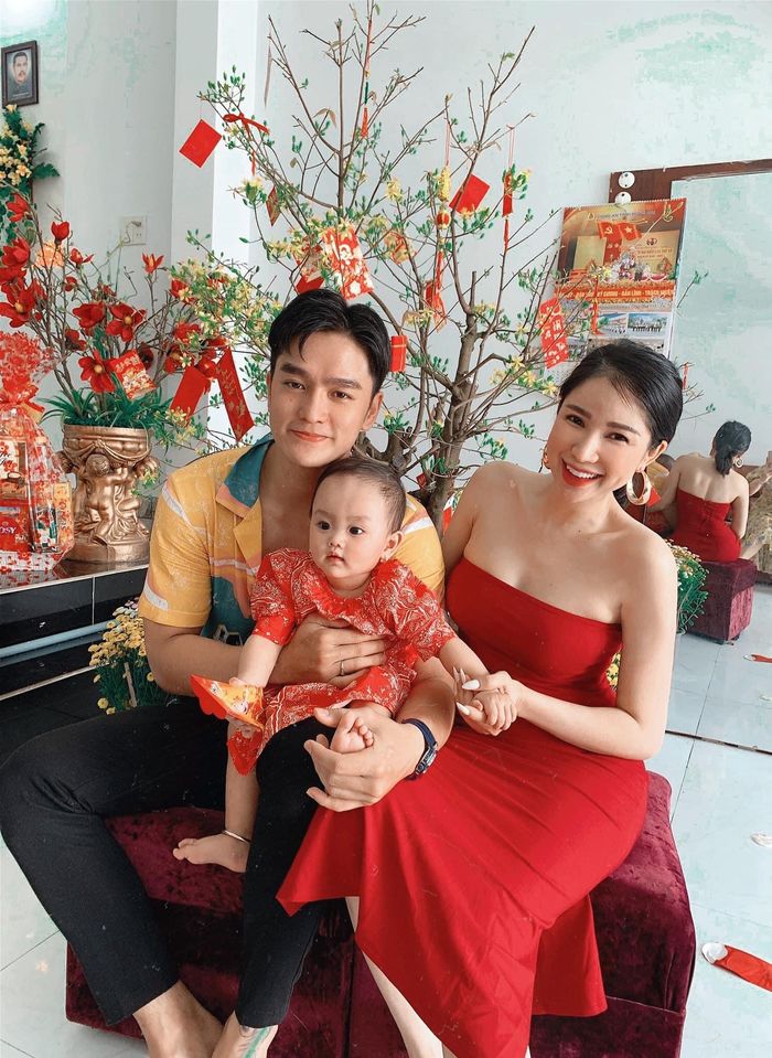 Chàng ca sĩ quyết tâm theo đuổi chị đẹp hơn 6 tuổi dù bị ngó lơ