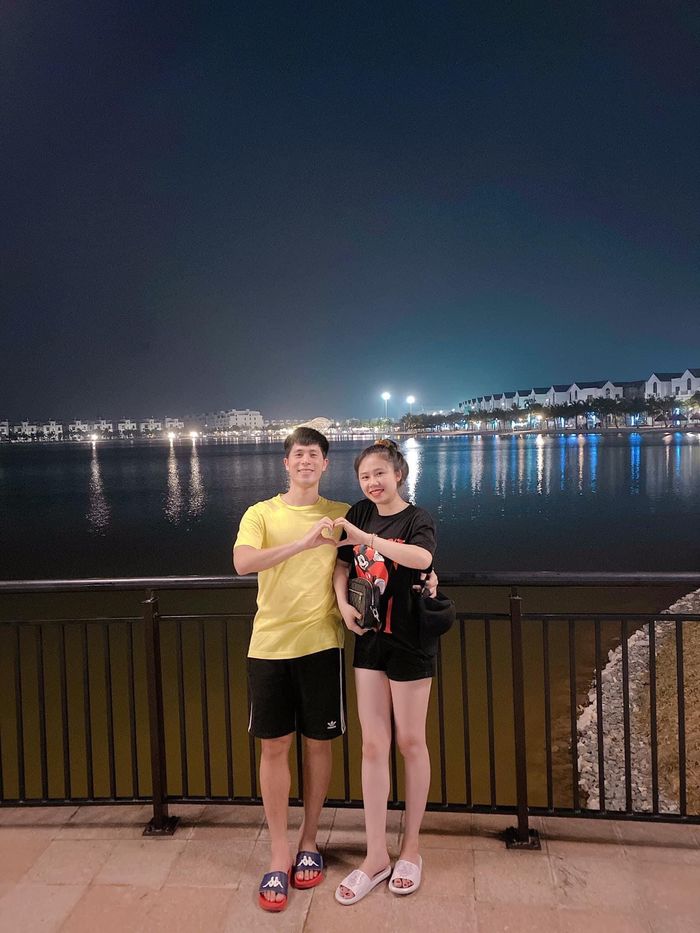 Đình Trọng bí mật đám hỏi với bạn gái hơn tuổi sau 8 năm bên nhau