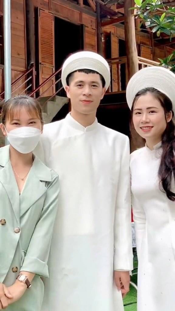 Đình Trọng bí mật đám hỏi với bạn gái hơn tuổi sau 8 năm bên nhau
