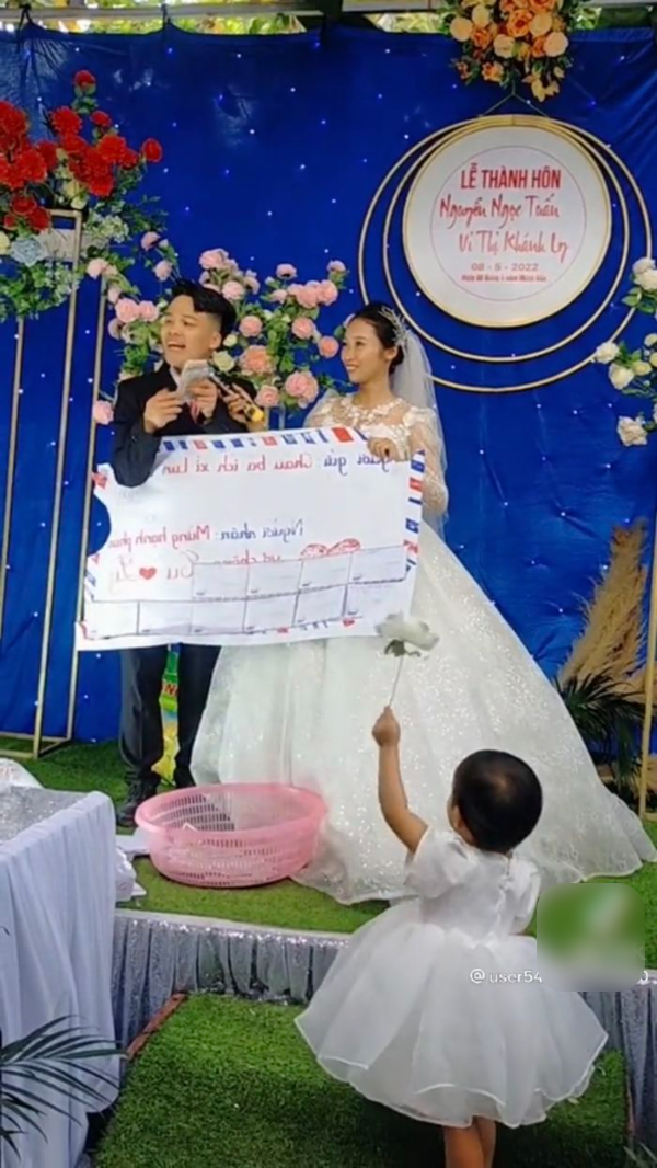 Bạn thân nhà người ta: Tặng phong bì siêu to khổng lồ mừng cưới