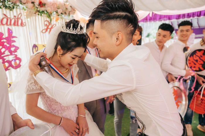 Bạn thân nhà người ta: Tặng phong bì siêu to khổng lồ mừng cưới