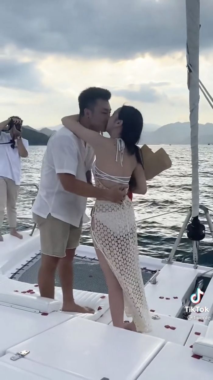 Bắt được hoa cưới, cô nàng quay lại cưới luôn người yêu cũ