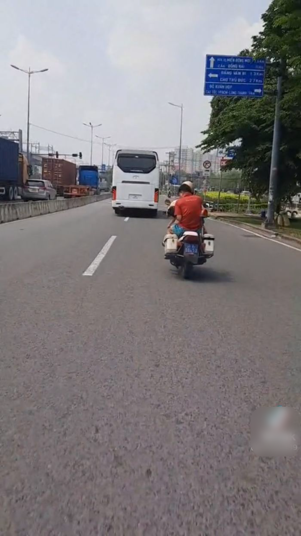 Xúc động anh CSGT chở 2 cha con gặp nạn đi bệnh viện