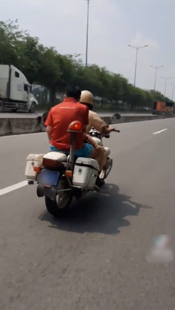Xúc động anh CSGT chở 2 cha con gặp nạn đi bệnh viện