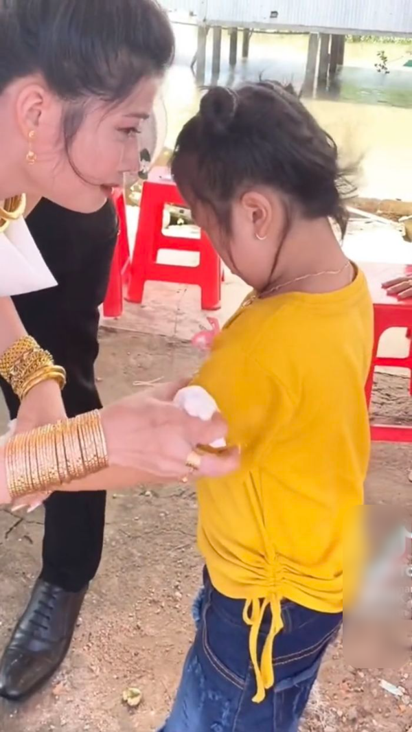 Nghẹn ngào câu hỏi của bé gái: Mẹ thương con sao đi lấy chồng?