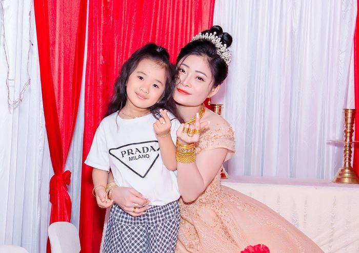 Nghẹn ngào câu hỏi của bé gái: Mẹ thương con sao đi lấy chồng?