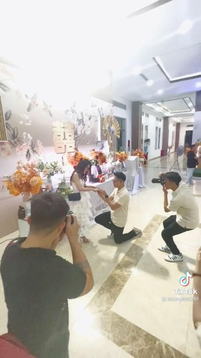 Hai màn cầu hôn diễn ra trong một đám cưới: Ý tưởng lớn gặp nhau