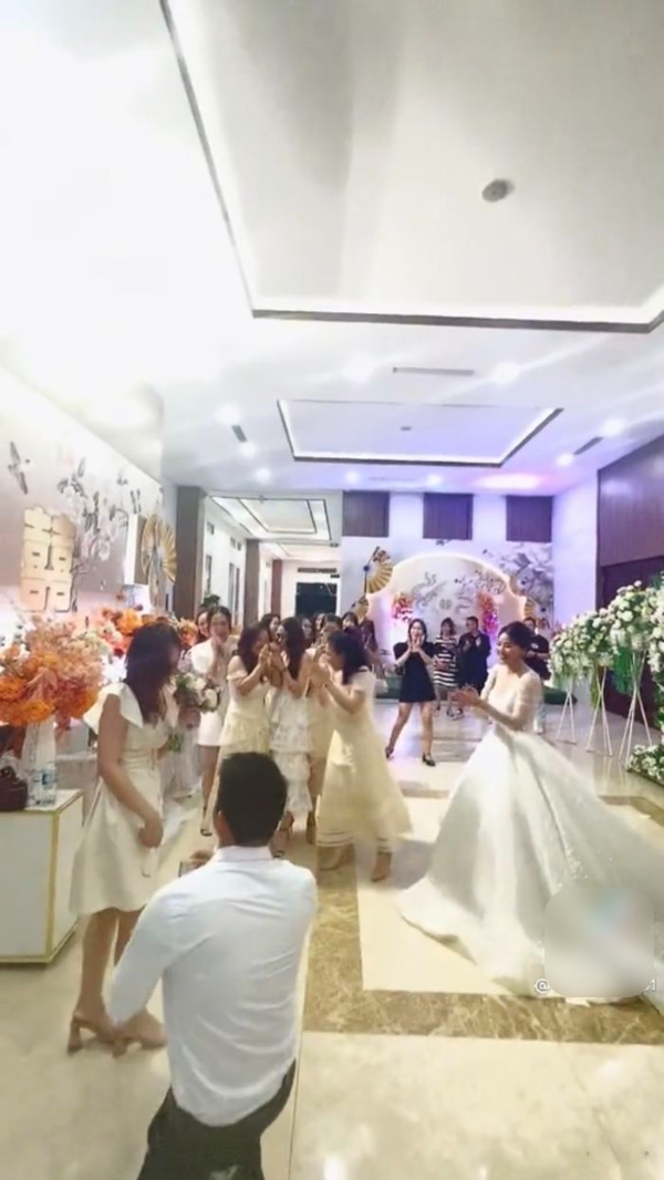 Hai màn cầu hôn diễn ra trong một đám cưới: Ý tưởng lớn gặp nhau