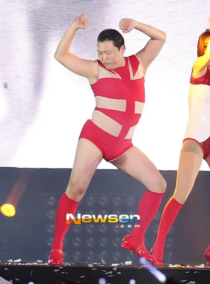 Outfit tấu hài của idol: Áo tay bèo của D.O là huyền thoại