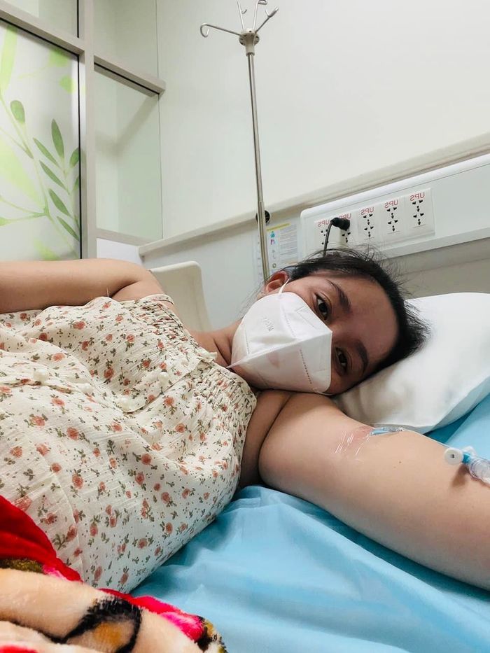 12 ngày nữa sinh con: Vợ Dương Lâm tự đi khám bệnh còn lái xe đón con