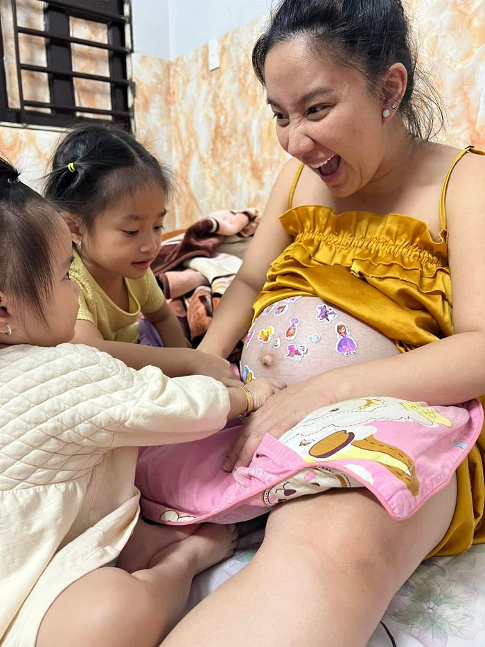 12 ngày nữa sinh con: Vợ Dương Lâm tự đi khám bệnh còn lái xe đón con